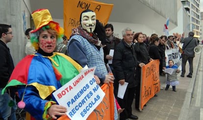 Los padres de los alumnos de la escuela infantil de la Xunta en Eirís, A Coruña, protestan por los recortes en la merienda de los niños.