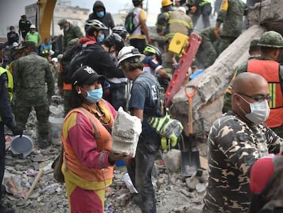 Voluntários removem escombros na Cidade do México