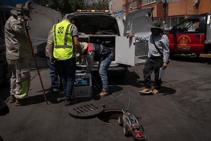 Funcionarios del Sistema de Aguas de Ciudad de México (SACMEX) inspeccionan el agua del pozo Alfonso XIII en la alcaldía Alvaro Obregón, el 10 de abril.