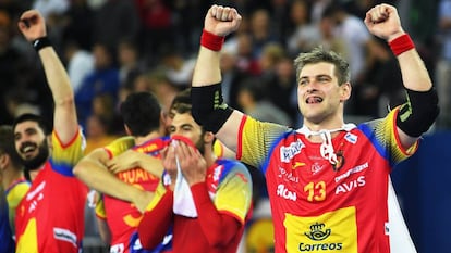 Aguinagalde y sus compañeros celebran el título.