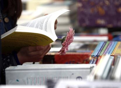 Una mujer en una de las ferias del Día del Libro.