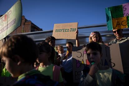 Protesta, este lunes, a la entrada del Instituto Escuela Sala i Badrines de Terrassa, Barcelona. 