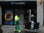 Una oficina de Caixabank en Madrid, a 22 de abril de 2021, en Madrid (España). La dirección de CaixaBank planteó hace dos días el despido de 8.291 personas (el 18% de la plantilla) y el cierre de 1.534 oficinas (el 27% de la red actual). Esto supondría la reestructuración de mayor envergadura realizada hasta el momento en el sector bancario español, según fuentes de la reunión consultadas por Europa Press. El banco ha descartado las prejubilaciones y tratará de que las salidas se produzcan con arreglo a la máxima voluntariedad y la meritocracia.
22 ABRIL 2021;CAIXABANK;BANKIA;ERE;DESPIDO;TRABAJO;OFICINAS;BANCA;BANCO;CAIXA
Isabel Infantes / Europa Press
22/04/2021