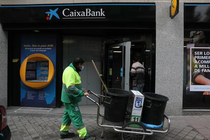 Una oficina de Caixabank en Madrid, a 22 de abril de 2021, en Madrid (España).
