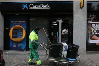 Una oficina de Caixabank en Madrid, la semana pasada.