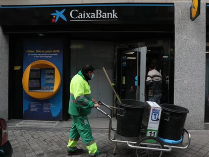 Una oficina de Caixabank en Madrid, la semana pasada.