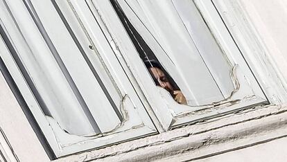 Renzi se asoma por una ventana del Palazzo Chigi, este mi&eacute;rcoles.
