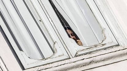 Renzi se asoma por una ventana del Palazzo Chigi, este miércoles.