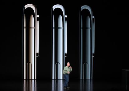 Phil Schiller promete que el iPhone Xs durará 30 minutos más sin tener que recargar su batería y el iPhone Xs Max una hora y media más.