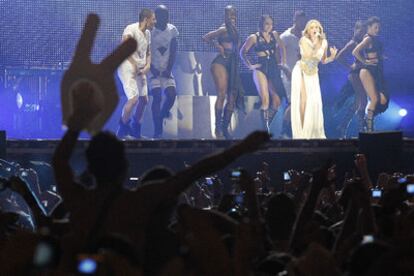 Kylie Minogue, mientras cantaba la canción <i>All the lovers</i> en la plaza de España.