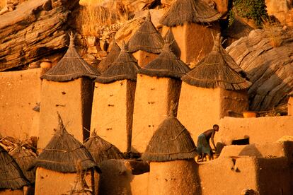 Una aldea Dogón en los acantilados de la falla de Bandiagara, en Malí.  