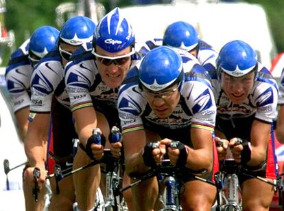 Armstrong (a la izquierda) y su US Postal durante la contrarreloj del Tour 2000.