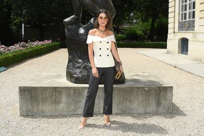 Camila Coehlo recurrió a la clásica combinación blanco-negro para asistir al desfile de Dior.