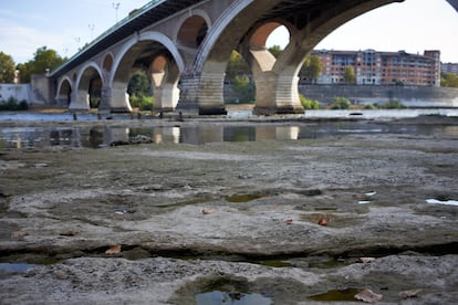 Aspecto del río Garona, en Toulouse, sin casi agua debido a la sequía vivida este verano en Europa.