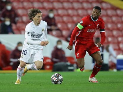 Modric controla ante la presión de Wijnaldum durante el partido de cuartos de la Champions entre el Liverpool y el Real Madrid.