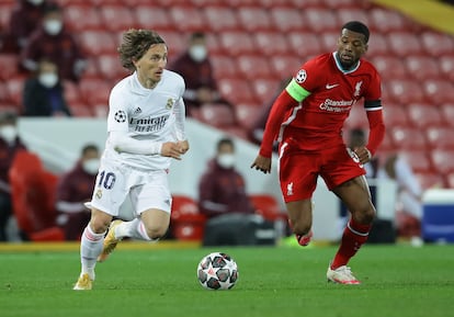 Modric controla ante la presión de Wijnaldum durante el partido de cuartos de la Champions entre el Liverpool y el Real Madrid.