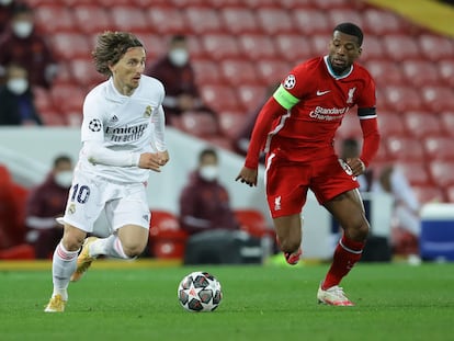 Modric conduz a bola contra pressão de Wijnaldum durante a partida de quartas de final da Champions entre Liverpool e Real Madrid.