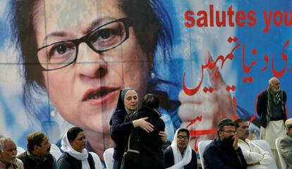 Colegas de la abogada paquistaní Asma Jahangir durante su funeral este marten en Lahore.
