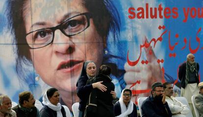 Colegas de la abogada paquistan&iacute; Asma Jahangir durante su funeral este marten en Lahore. 