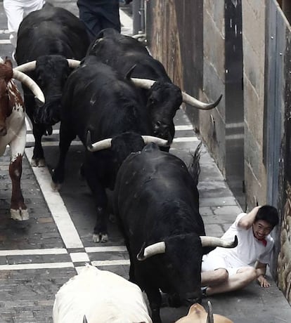 El primer encierro de los sanfermines 2019 ha dejado tres heridos por asta de toro, uno de ellos grave.