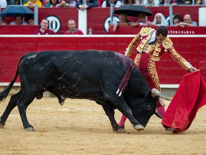 Pepe Moral torea al natural en la primera corrida de la Feria de Albacete.