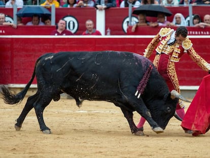 Pepe Moral torea al natural en la primera corrida de la Feria de Albacete.