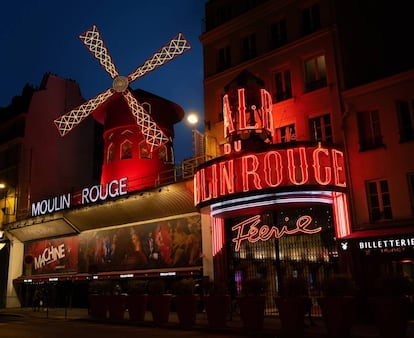 Exterior del Moulin Rouge, en el barrio parisiense de Montmartre.