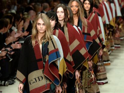 ¿Por qué triunfan prendas personalizables como los ponchos de Burberry?