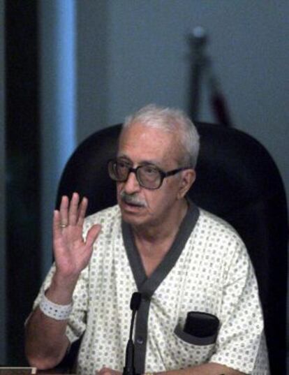 Tarek Aziz testifica para la defensa durante el juicio contra Sadam Husein en Bagdad, en mayo de 2006.