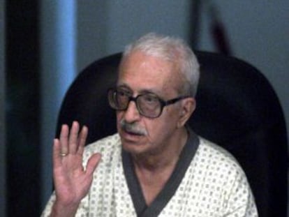 Tarek Aziz testifica para la defensa durante el juicio contra Sadam Husein en Bagdad, en mayo de 2006.