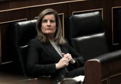 La ministra de Empleo, Fátima Báñez, durante la sesión de control al Gobierno celebrada en el Congreso de los Diputados. EFE/Archivo