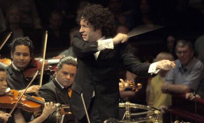 El director Gustavo Dudamel dirige a la Joven Orquesta Simón Bolivar de Venezuela.