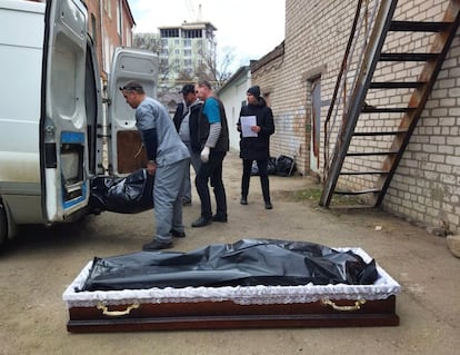 Un hombre mueve un cuerpo en la morgue de la ciudad de Mikolaiv (Ucrania).