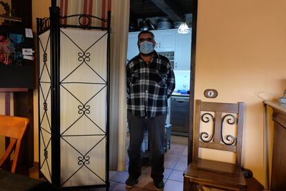 Javier Gaspar en el salón de su casa rural en Jabaloyas (Teruel), el pasado noviembre.
