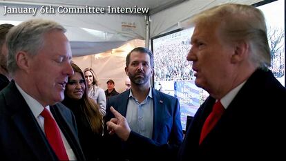 Foto aportada por los Archivos Generales de Estados Unidos a la investigación del 6 de enero. En ella, se ve a Donald Trump (derecha) hablar con Mark Meadows, en presencia del hijo de Trump, en el camerino del mitin convocado por el aún presidente ese día en Washington.