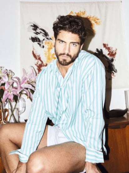 Maxi Iglesias posa paraICON con camisa de Hermès y su propia ropa interior.