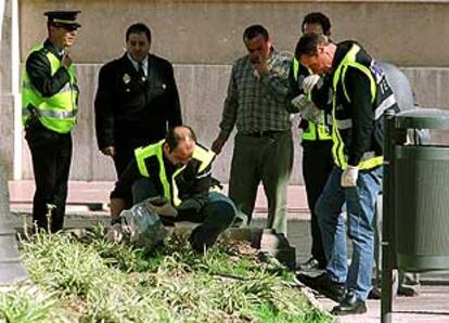 Los especialistas inspeccionan los restos del sobre, una vez explosionado, ante la Jefatura Superior de Policía en Valencia.