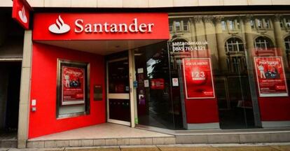 Fachada de una oficina de Banco Santander