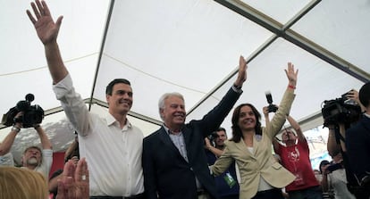 Pedro Sánchez, Felipe González y Sara Hernández, secretaria del PSOE en Madrid, en un acto electoral en Villaverde.