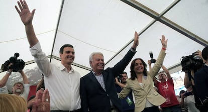 Pedro S&aacute;nchez, Felipe Gonz&aacute;lez y Sara Hern&aacute;ndez, secretaria del PSOE en Madrid, en un acto electoral en Villaverde.