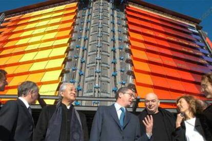 El alcalde de Madrid, junto a varios de los arquitectos que han participado en el diseño del Hotel Puerta de América, durante su visita a las obras del establecimiento.