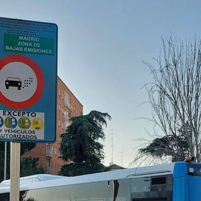 Cómo evitar multas: guía para conducir por Madrid a partir de julio 2024 en función de la pegatina de cada coche