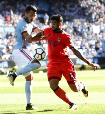 Willian José, delantero de la Real Sociedad, pugna con Cabral.