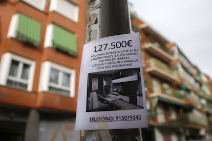 Un anuncio de venta de un piso. Hubo un momento durante la fiebre del ladrillo en la década pasada en que pareció que Entrevías se iba a gentrificar como pasó con los barrios más pudientes que quedan al otro lado de la M-30, donde la renta media es de 27.488 euros. Entonces hubo quien compró en Entrevías casas de tres habitaciones por 300.000 euros que ahora valen tres veces menos, según la dueña de la inmobiliaria Entrefincas, Pilar López.