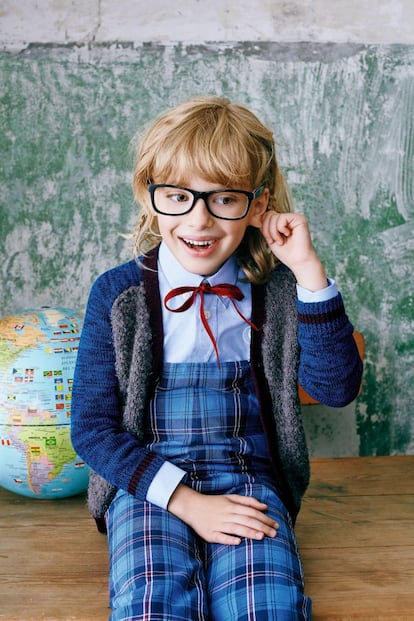 Laboratorio de travesuras. Olivia lleva camisa Oxford azul de El Ganso, peto azul con cuadros escoceses de Gocco, cárdigan bicolor de Little Marc Jacobs y gafas de pasta negra de Dolce & Gabbana.