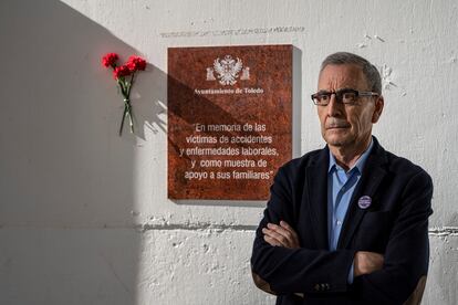 Manuel Prior, presidente de la asociación Avalto, junto a la placa que conmemora a las víctimas laborales en el centro social de Santa María de Benquerencia, en Toledo.