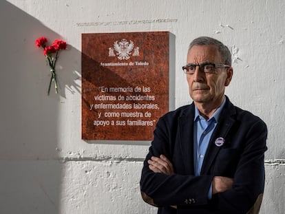 Manuel Prior, presidente de la asociación Avalto, junto a la placa que conmemora a las víctimas laborales en el centro social de Santa María de Benquerencia, en Toledo.