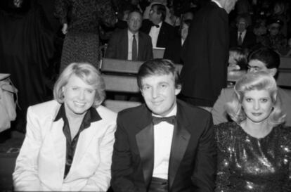 La columnista Liz Smith junto a Donald Trump y su entonces esposa Ivana Trump, en 1987.