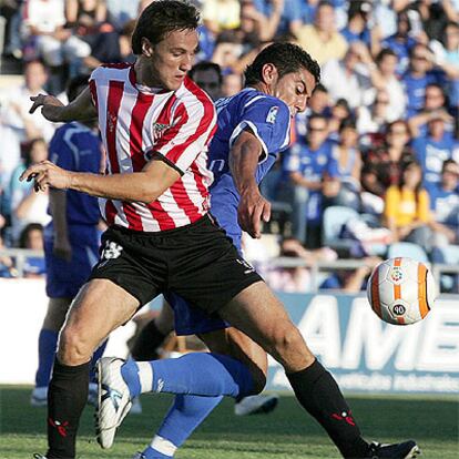 El delantero del Getafe Iván Sánchez Rico <i>Riki</i> y el centrocampista del Athletic Gurpegui pugnan por el balón.