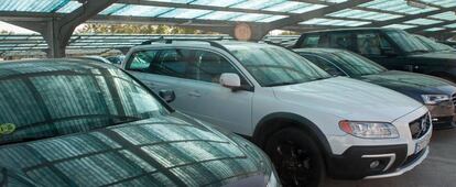Flota de vehículos para alquiler estacionados
en un aparcamiento.